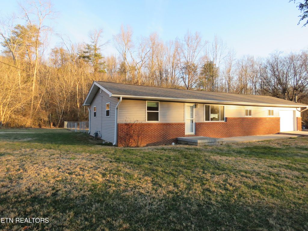 Photo of 218 Lee Vlg, Harriman, TN 37748 (MLS # 1325191)