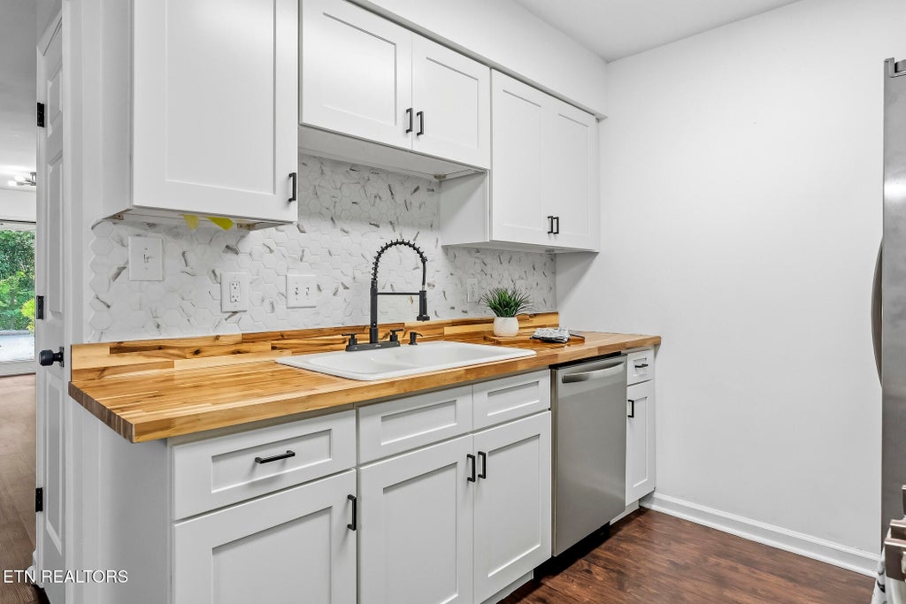 Photo of 3912 Valley Creek Way, Knoxville, TN 37918 (MLS # 1345265)