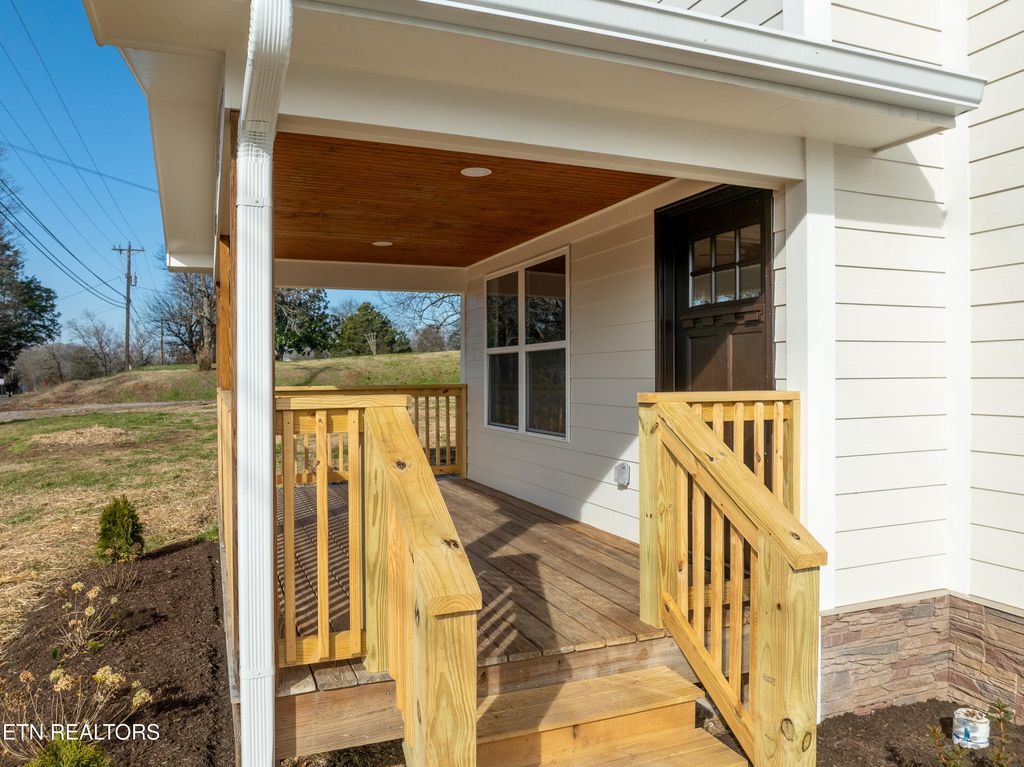 Photo of 308 W Hill Ave, Friendsville, TN 37737 (MLS # 1337199)