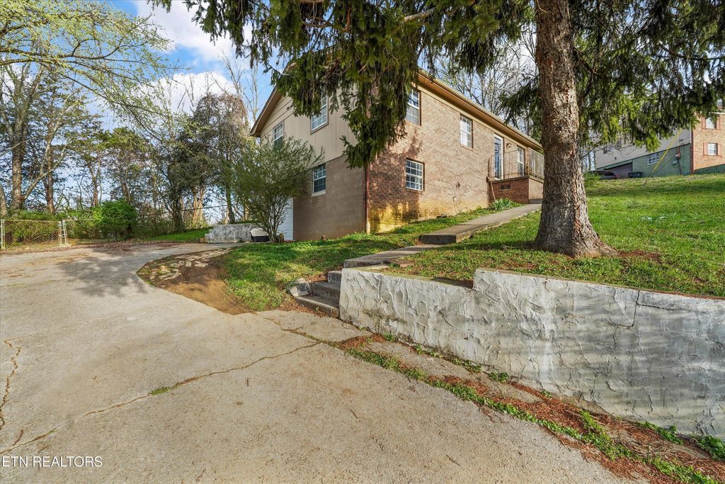 Photo of 586 Randolph Drive, Morristown, TN 37813 (MLS # 1333580)