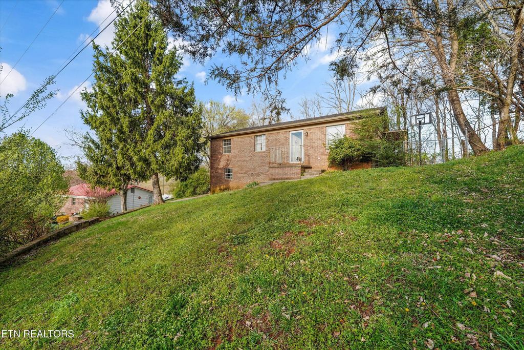 Photo of 586 Randolph Drive, Morristown, TN 37813 (MLS # 1333580)