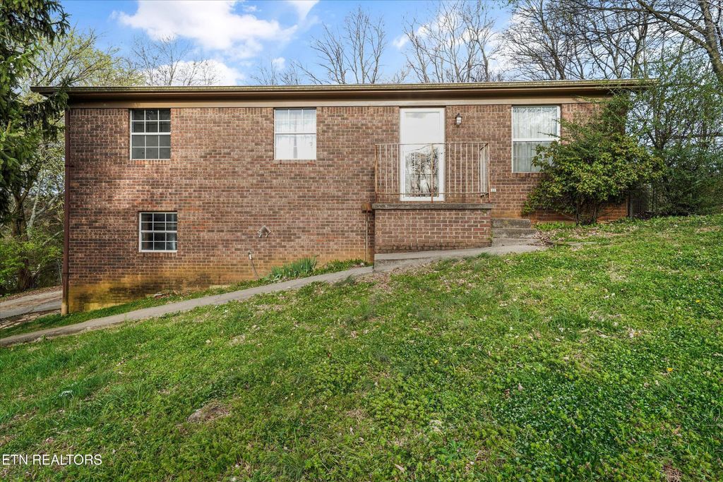 Photo of 586 Randolph Drive, Morristown, TN 37813 (MLS # 1333580)