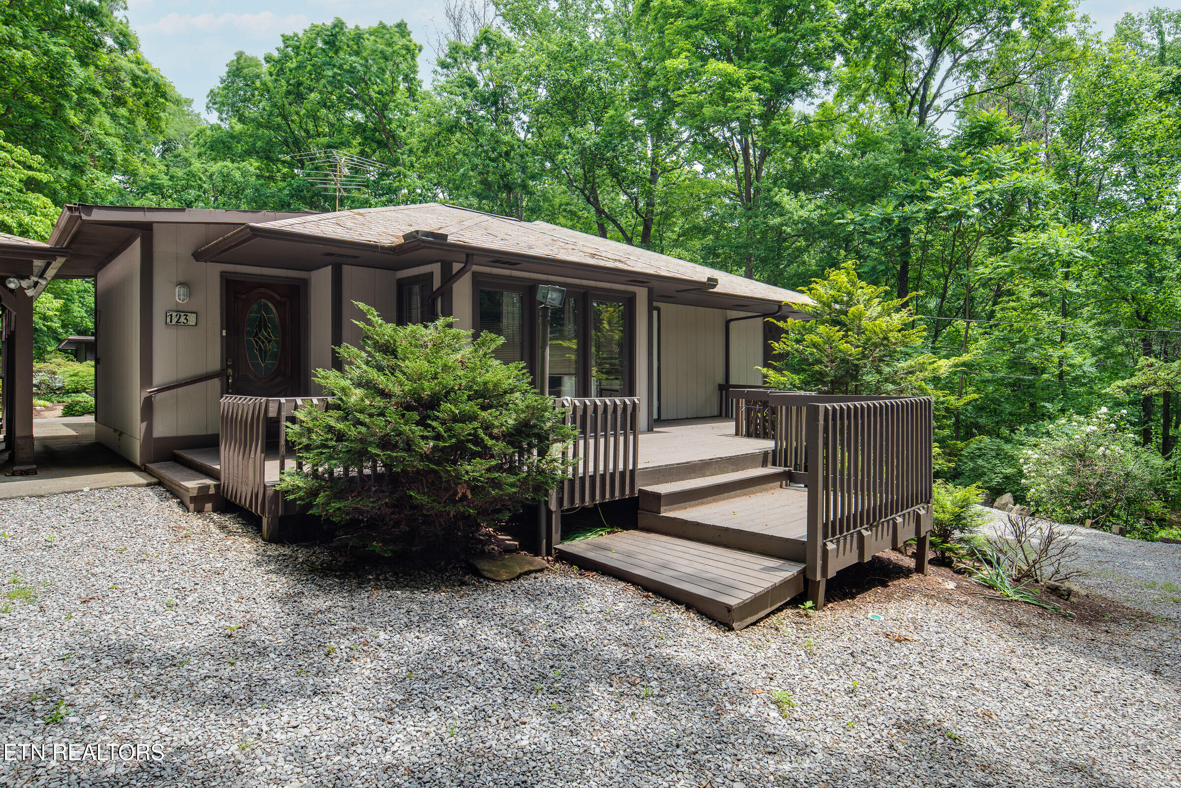 123 Manor Rd
