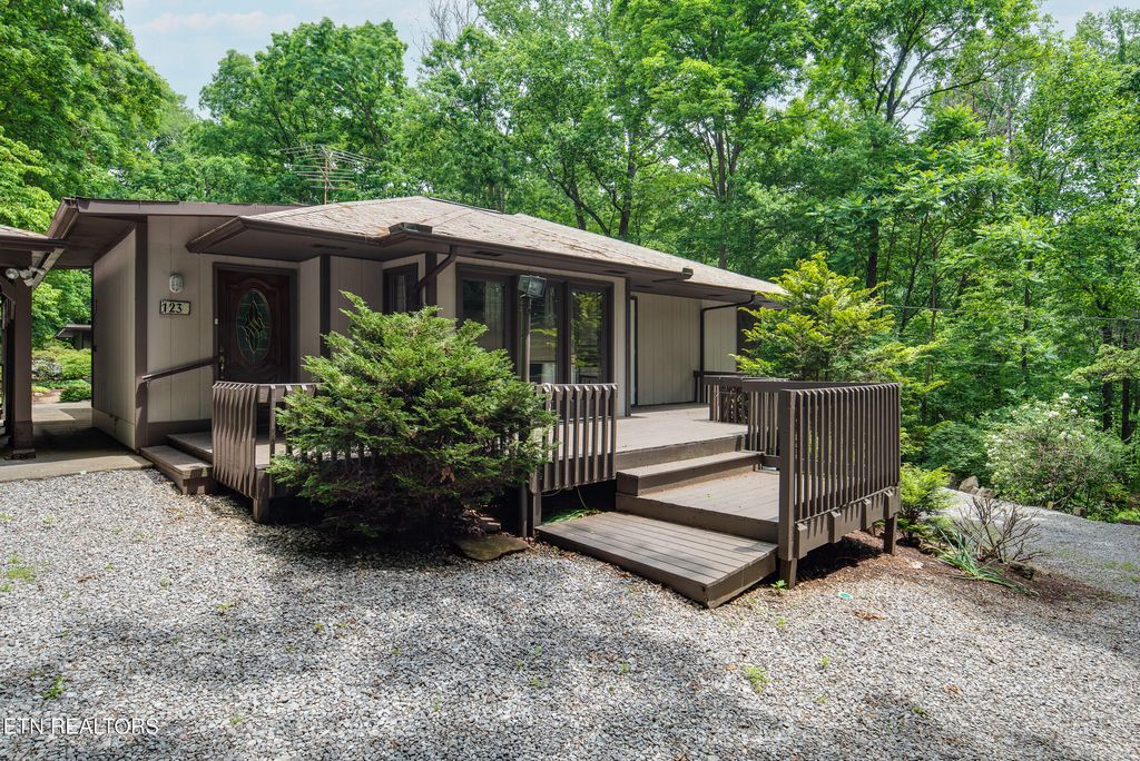 Photo of 123 Manor Rd, Clinton, TN 37716 (MLS # 1293858)