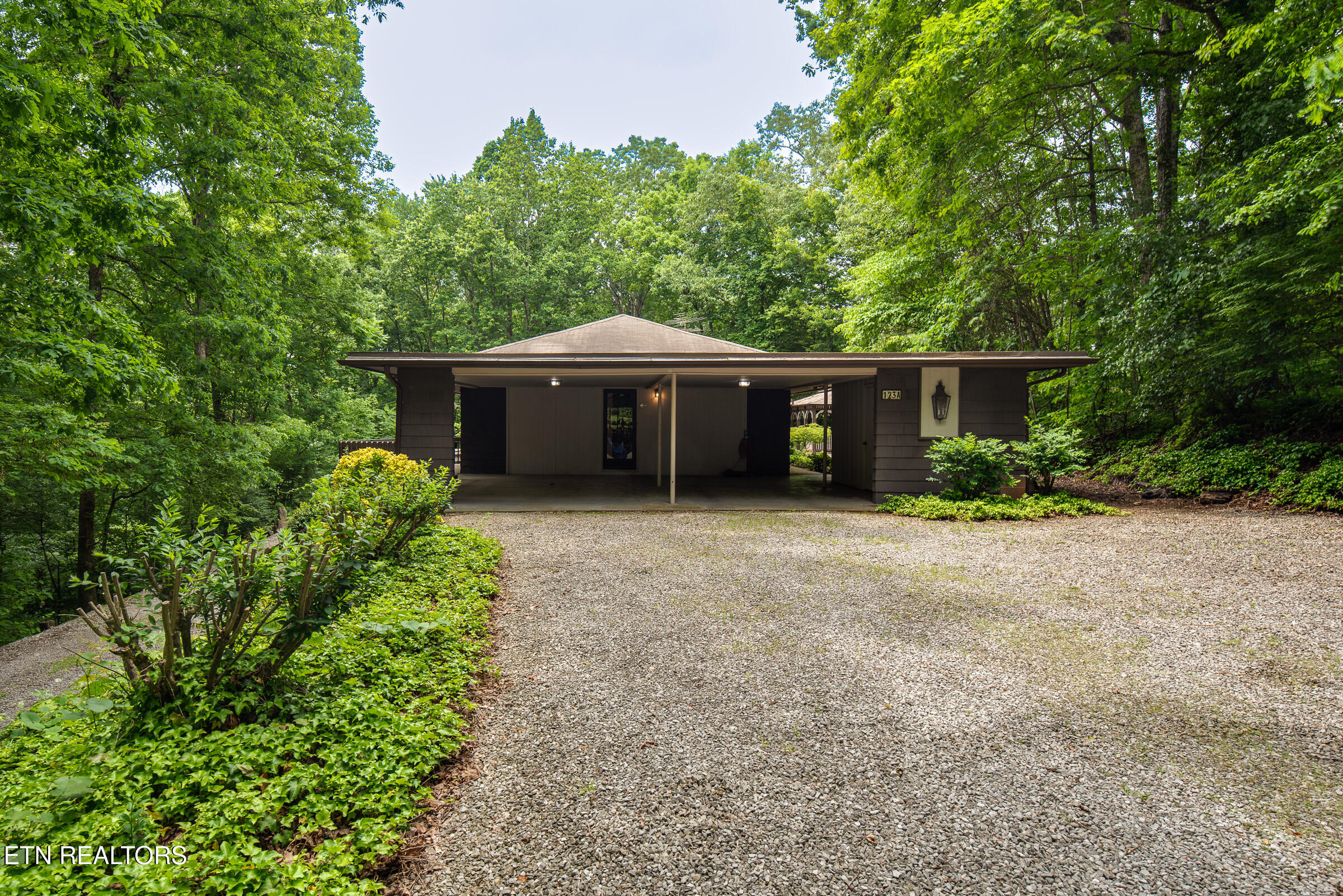 123 Manor Rd