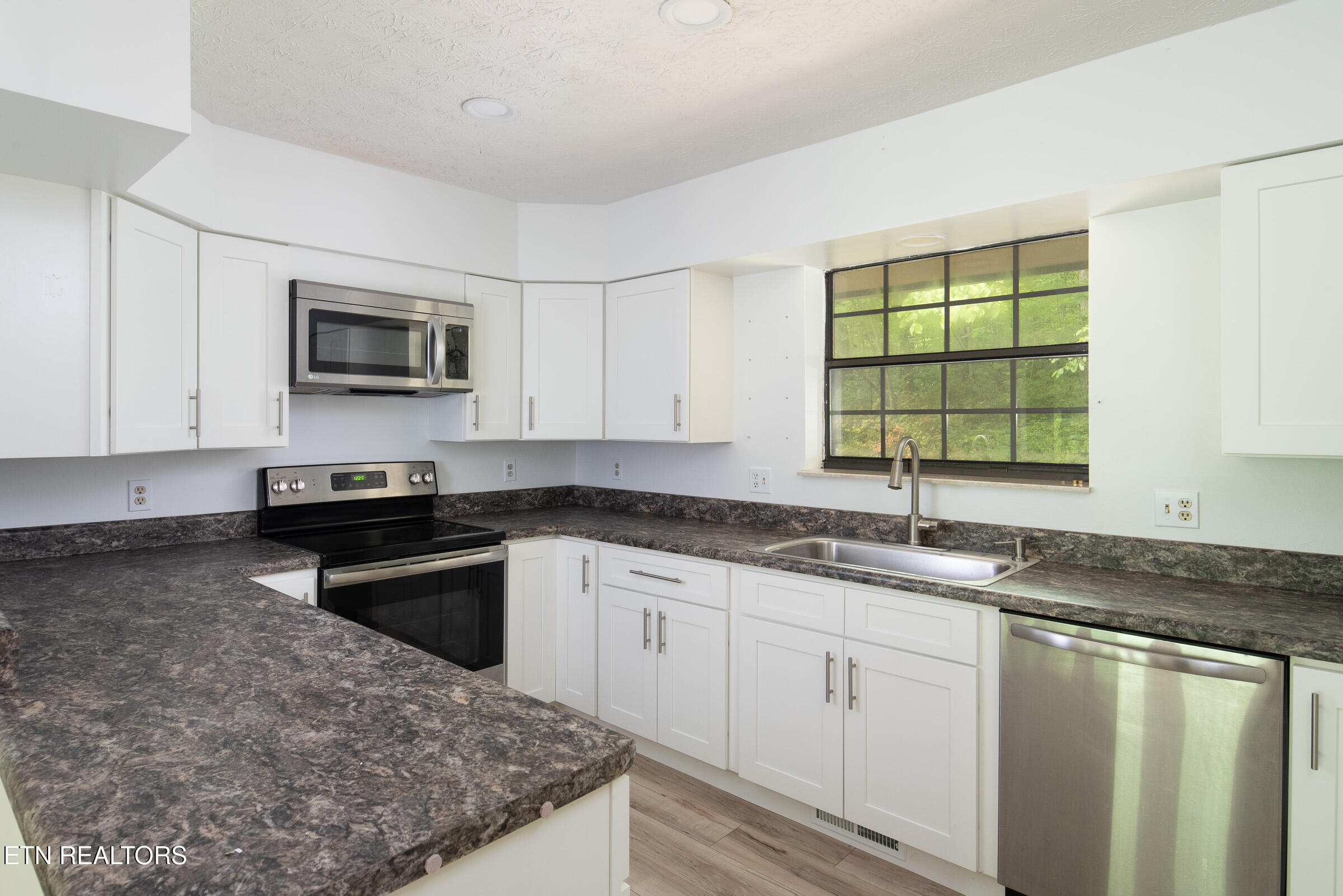 123 Manor Rd