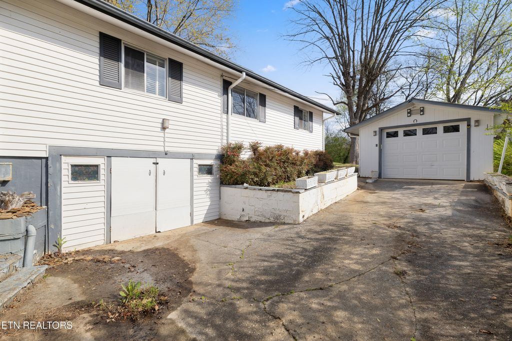 Photo of 618 Elizabeth St, Maryville, TN 37804 (MLS # 1335107)