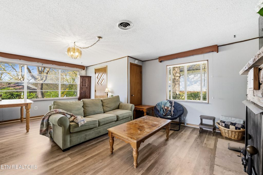 Photo of 618 Elizabeth St, Maryville, TN 37804 (MLS # 1335107)