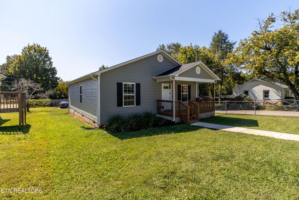 Photo of 524 NE Midlake Drive Northeast Drive, Knoxville, TN 37918 (MLS # 1320620)