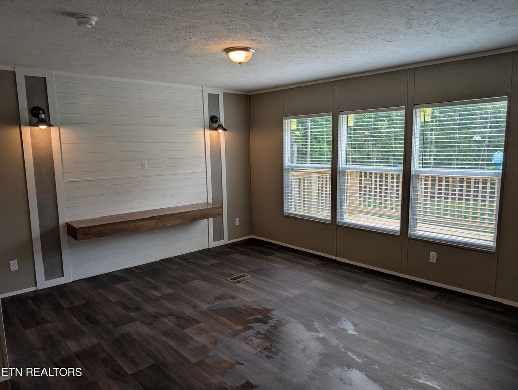 Photo of 127 Irvin Circle, Kingston, TN 37763 (MLS # 1304600)