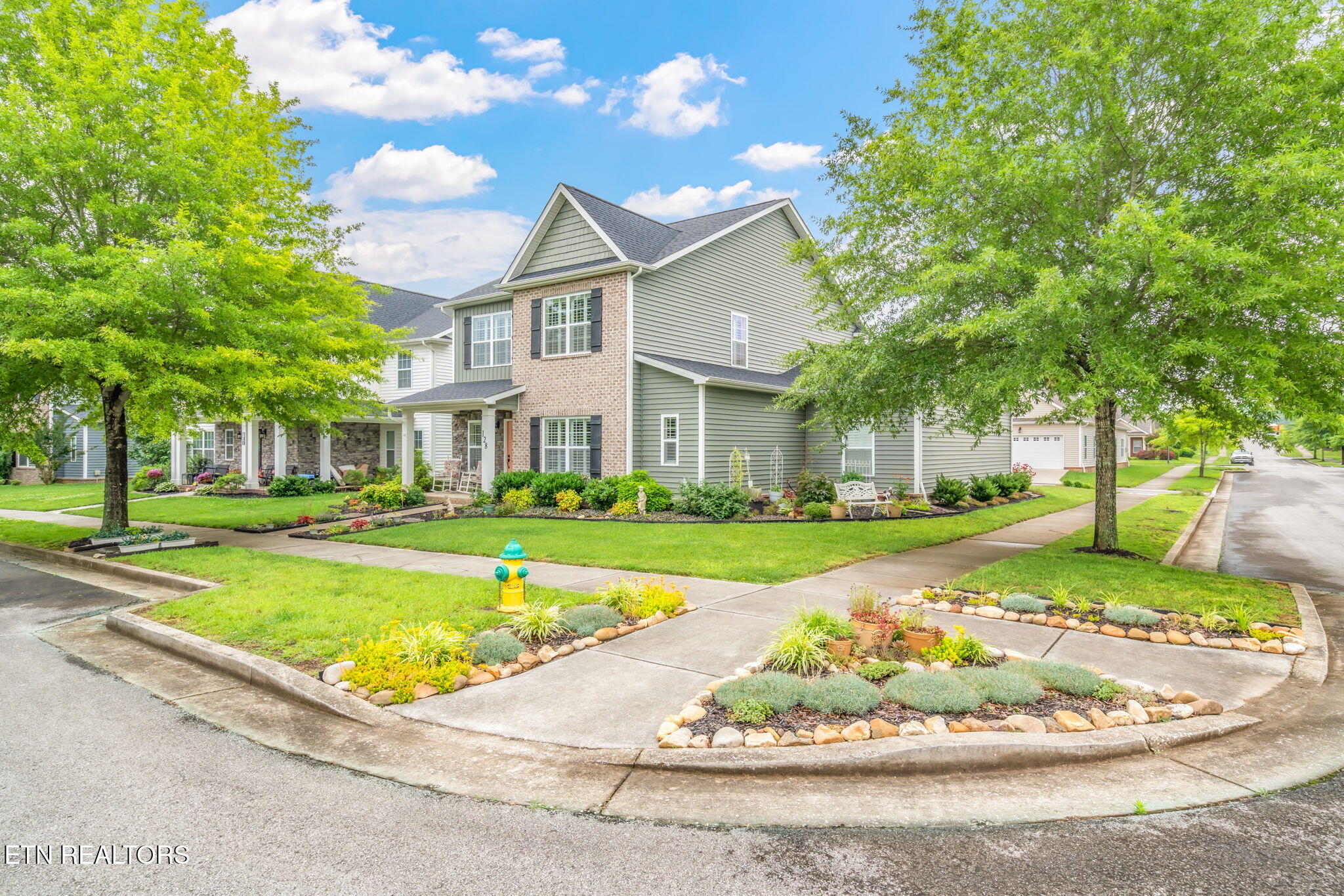 128 Hackberry St