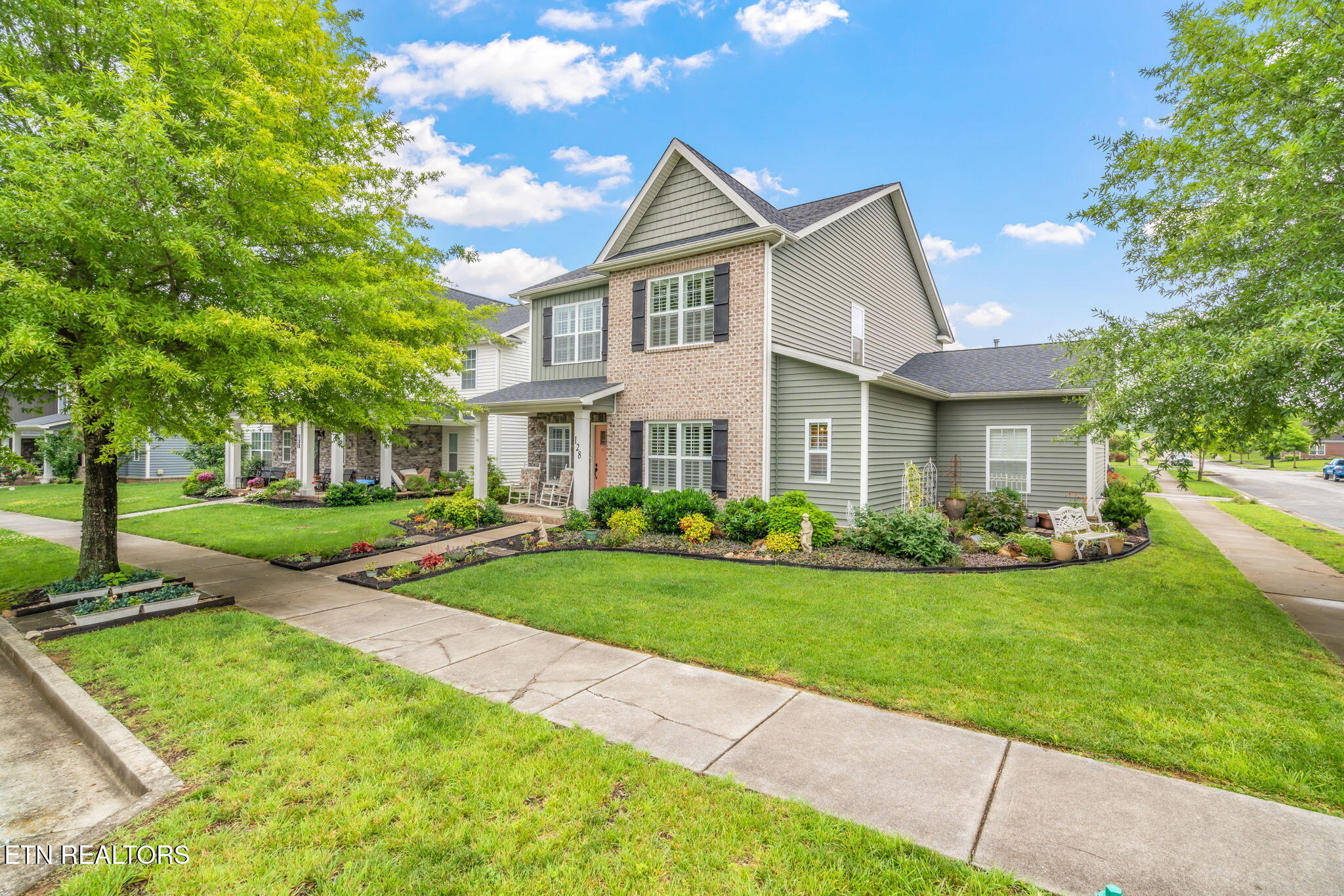 128 Hackberry St