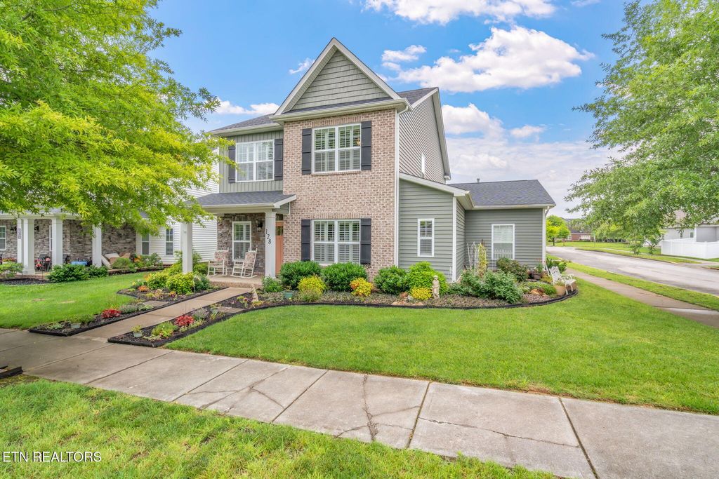 Photo of 128 Hackberry St, Oak Ridge, TN 37830 (MLS # 1302834)