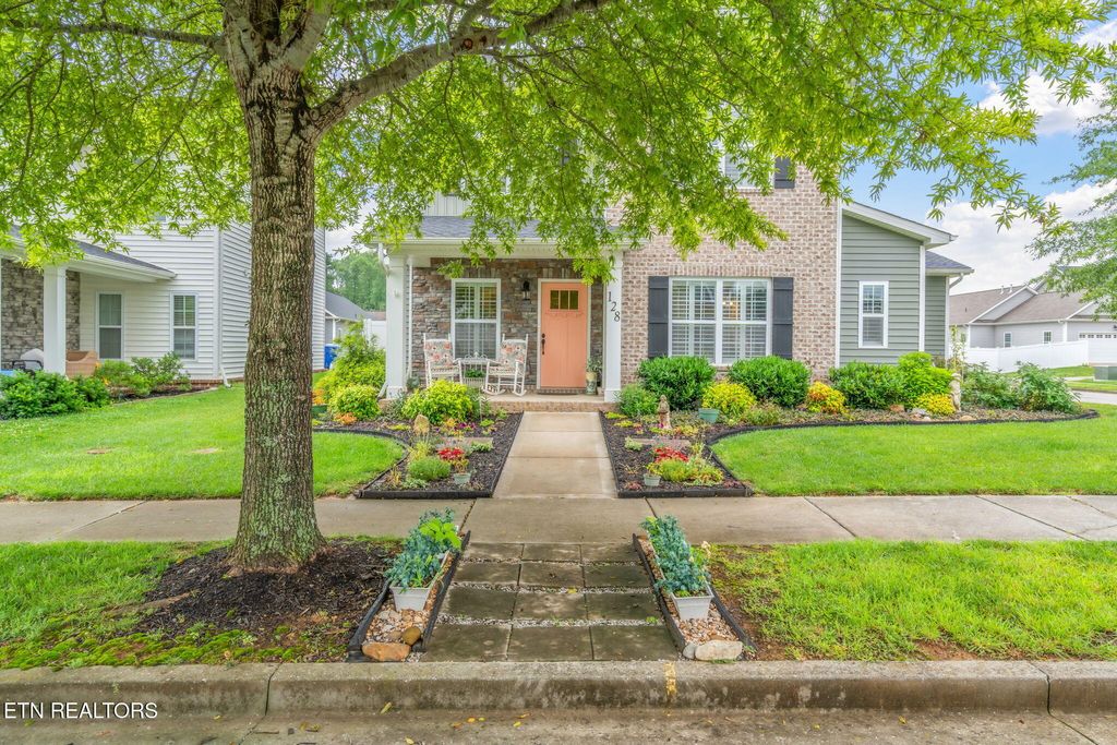 Photo of 128 Hackberry St, Oak Ridge, TN 37830 (MLS # 1302834)