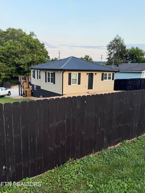 Photo of 925 Medaris St, Clinton, TN 37716 (MLS # 1345993)