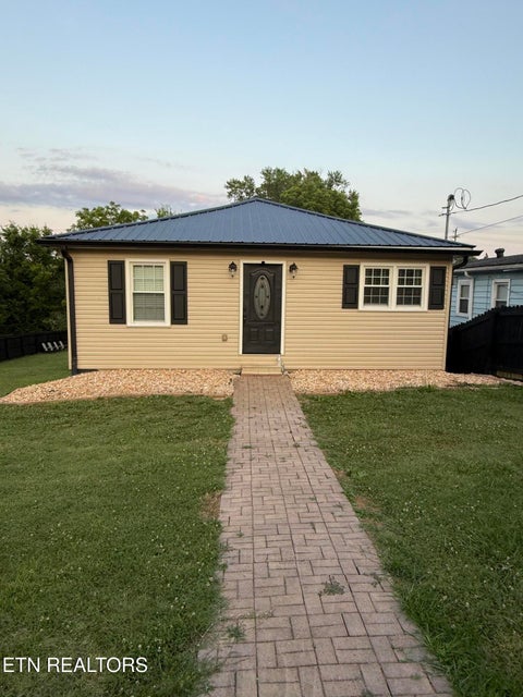 Photo of 925 Medaris St, Clinton, TN 37716 (MLS # 1345993)