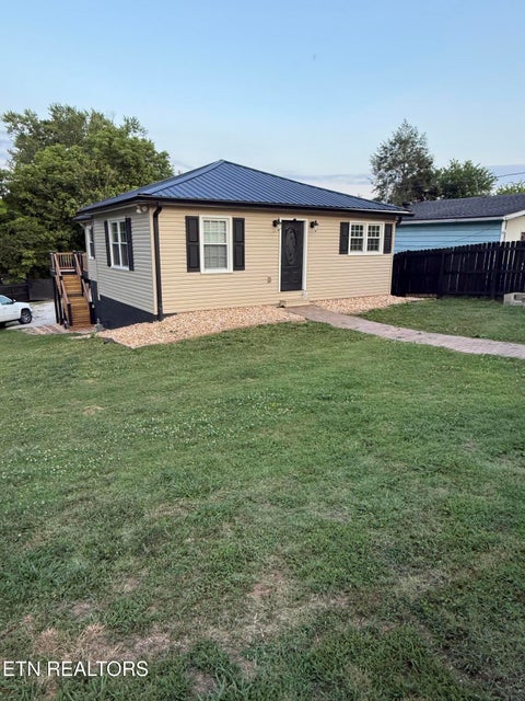 Tiny photo for 925 Medaris St, Clinton, TN 37716 (MLS # 1345993)