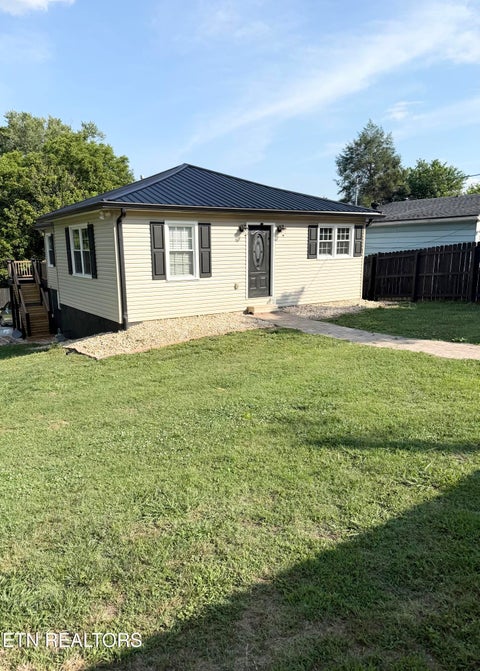 Tiny photo for 925 Medaris St, Clinton, TN 37716 (MLS # 1345993)