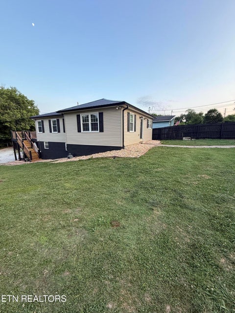 Tiny photo for 925 Medaris St, Clinton, TN 37716 (MLS # 1345993)