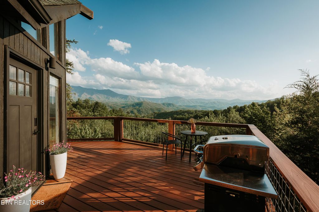 Photo of 1052 E Foothills Drive, Gatlinburg, TN 37738 (MLS # 1322769)