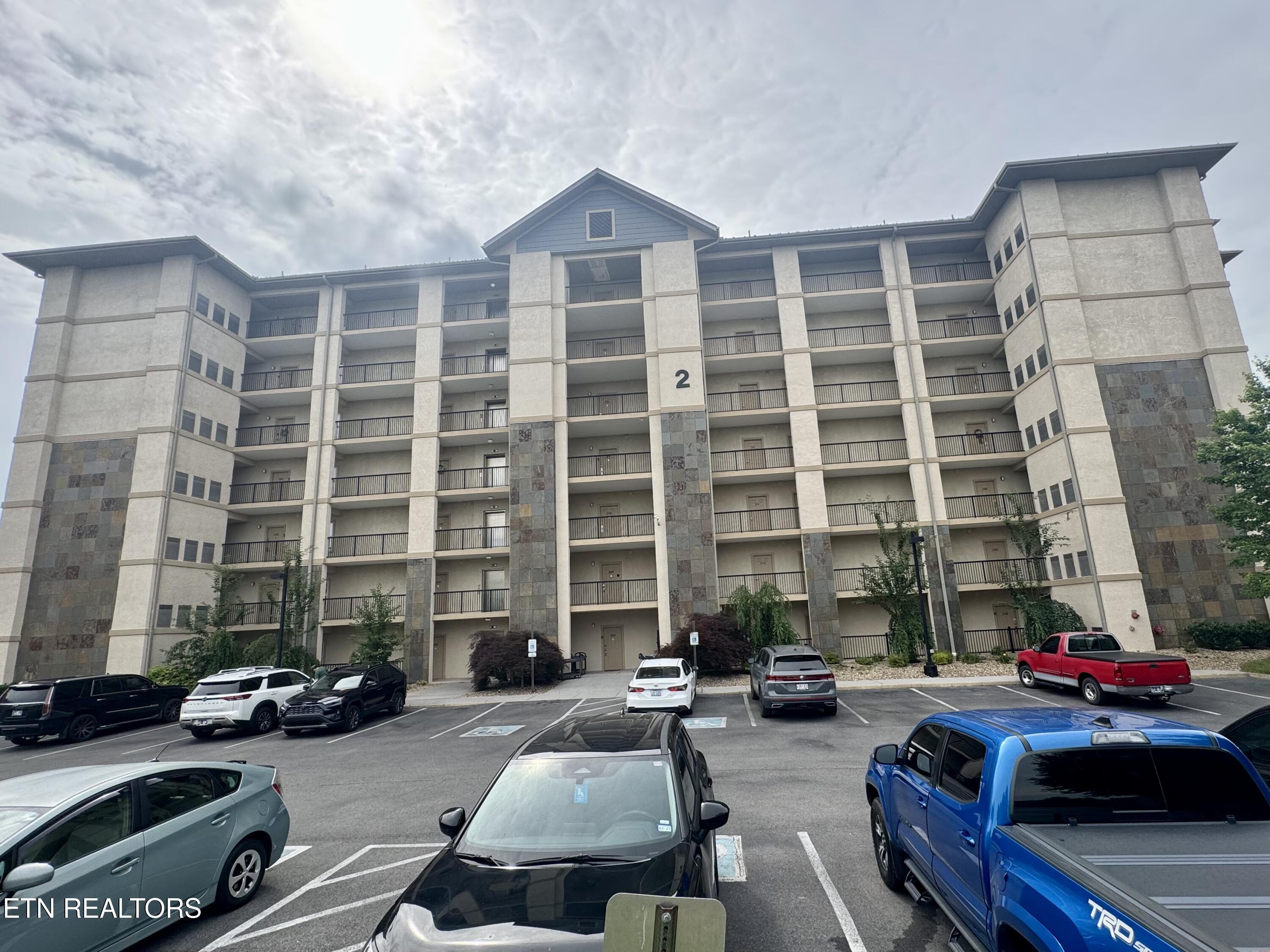 Photo 1 of 49 — 124 Plaza UNIT 2306, Pigeon Forge, TN 37863