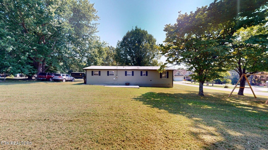 Photo of 1004 Lincoln Drive, Madisonville, TN 37354 (MLS # 1354589)