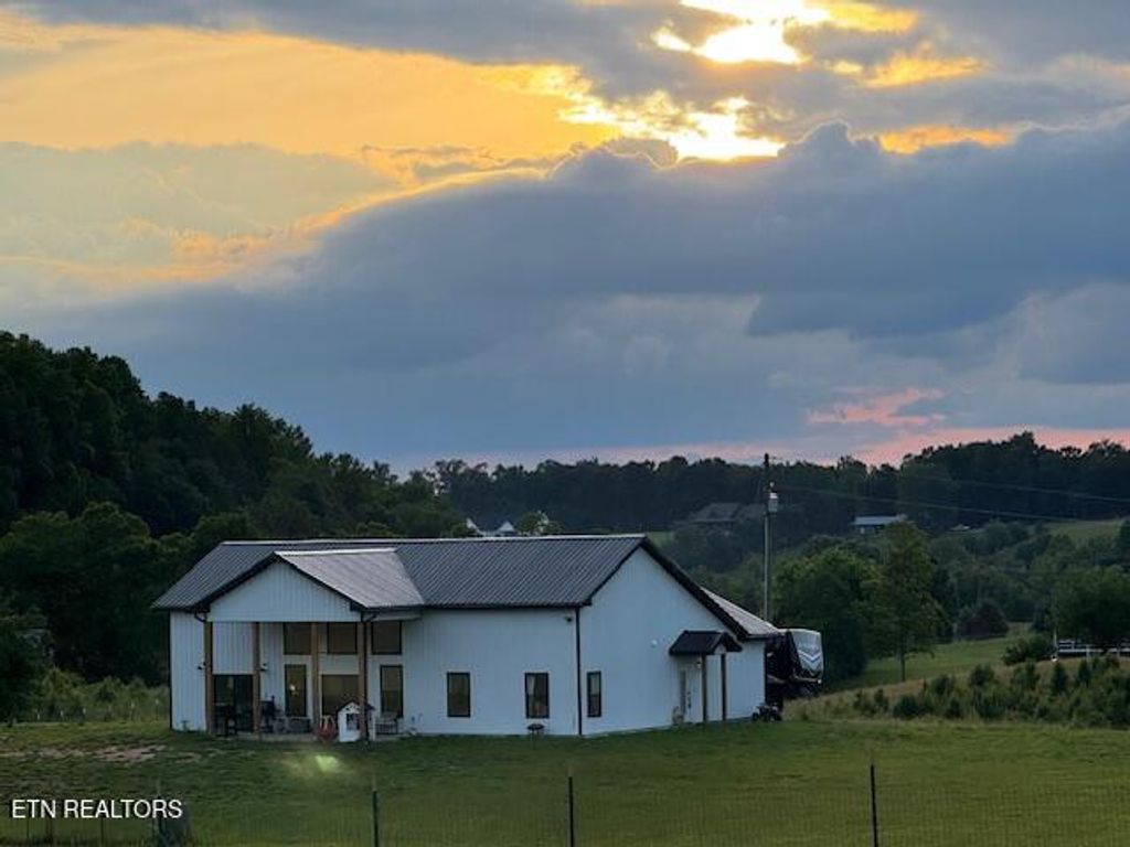 Photo of 174 County Line Road Rd, Dandridge, TN 37725 (MLS # 1303136)