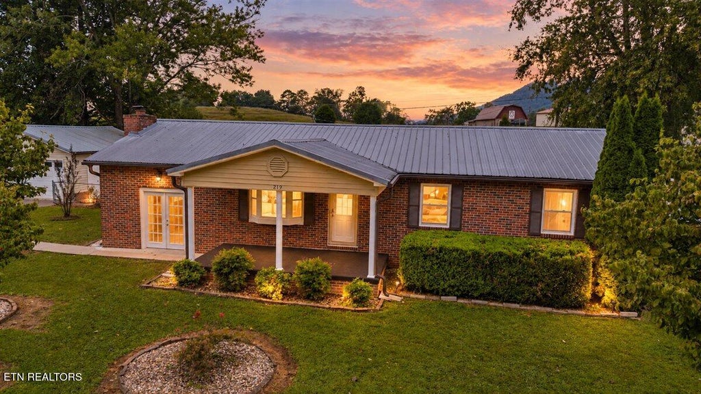Photo of 219 W Bowman Circle, LaFollette, TN 37766 (MLS # 1357002)