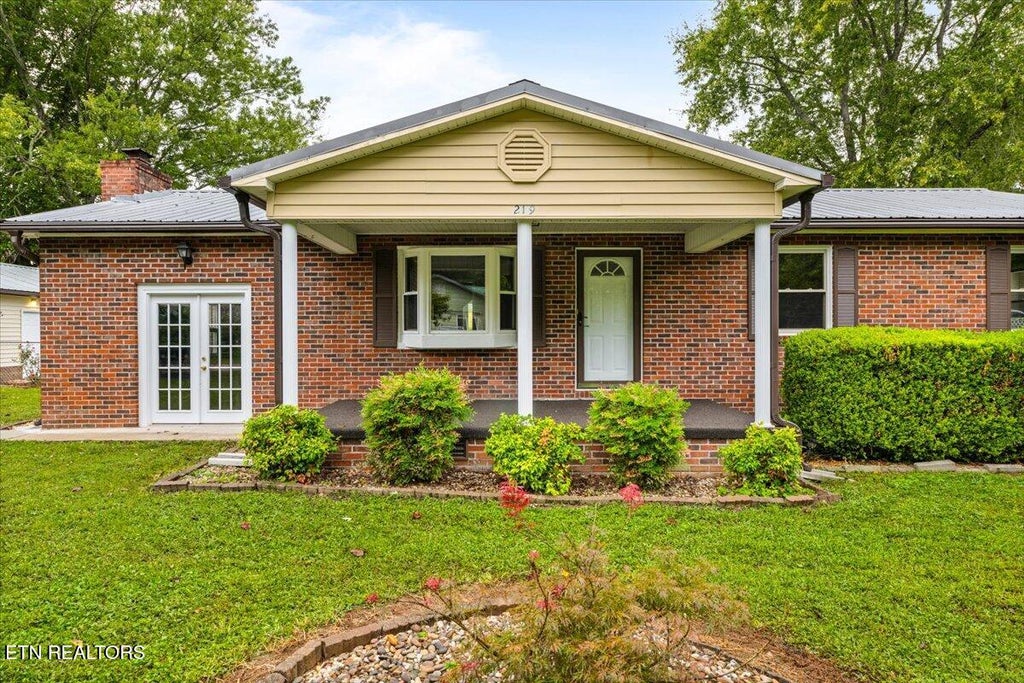 Photo of 219 W Bowman Circle, LaFollette, TN 37766 (MLS # 1357002)
