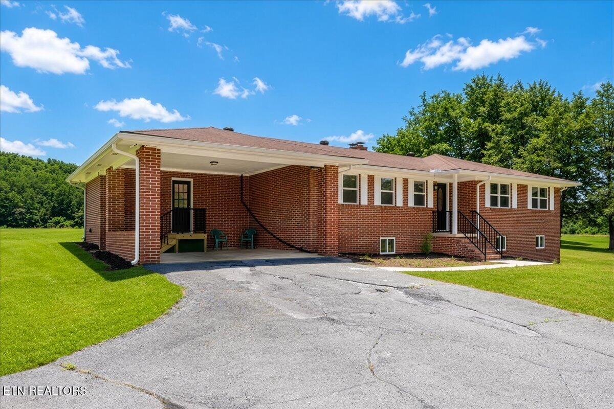 858 N Main St