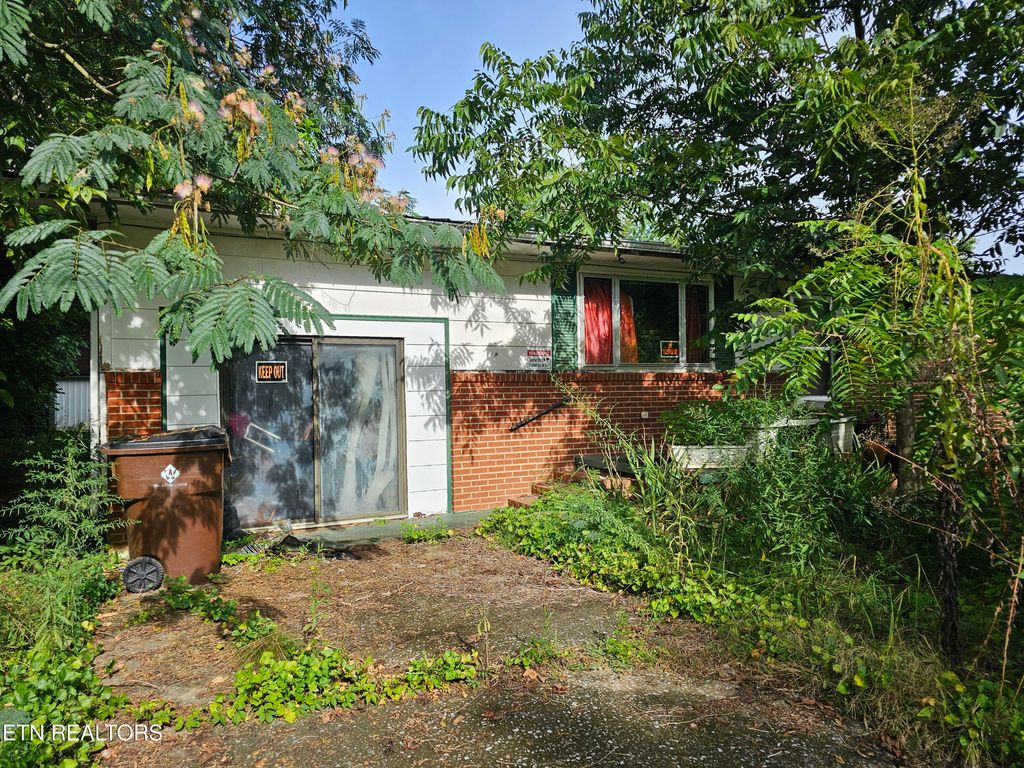 Photo of 208 Greenwood Circle, Madisonville, TN 37354 (MLS # 1311796)