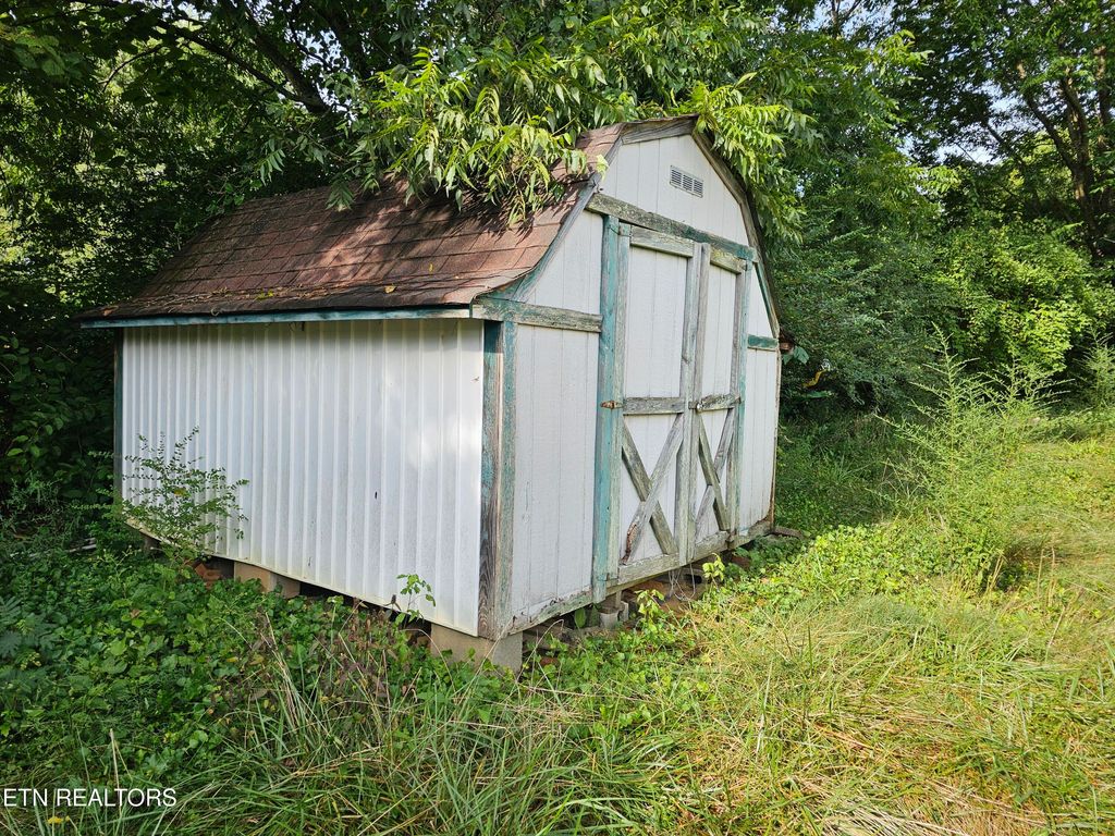 Photo of 208 Greenwood Circle, Madisonville, TN 37354 (MLS # 1311796)