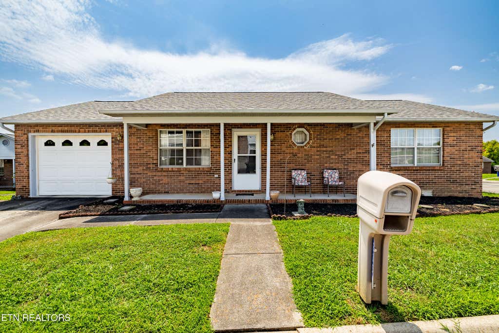 Photo of 2354 Governors Court, Maryville, TN 37801 (MLS # 1349506)