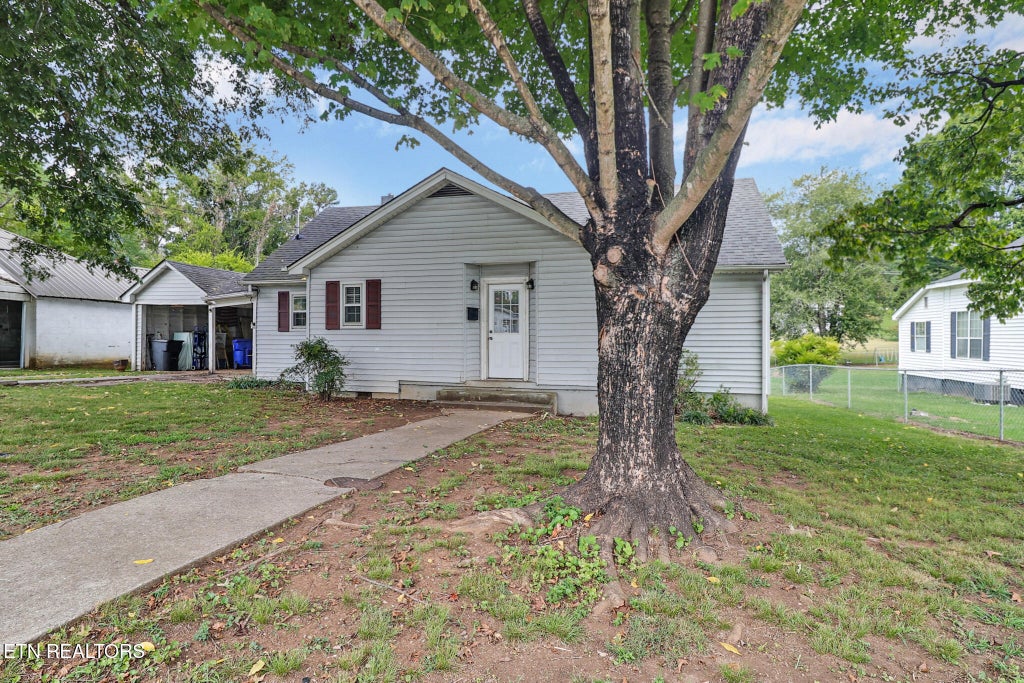 Photo of 505 N Chamberlain Ave, Rockwood, TN 37854 (MLS # 1354622)