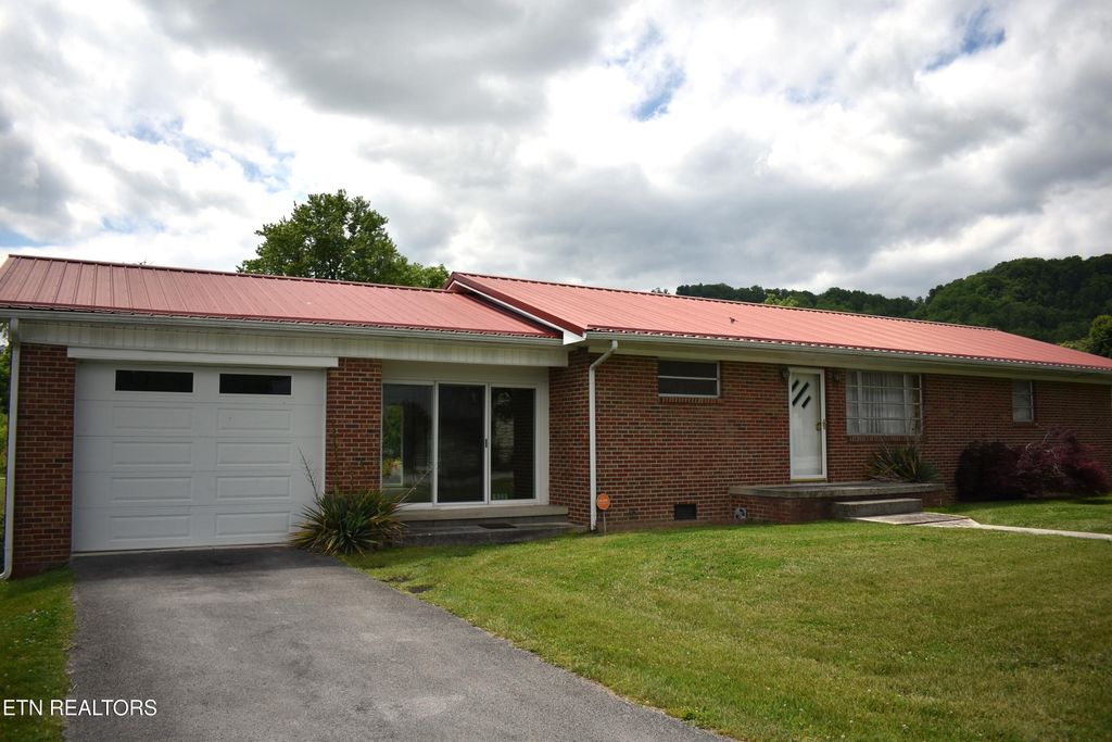 Photo of 635 Washington Ave, Harrogate, TN 37752 (MLS # 1340117)