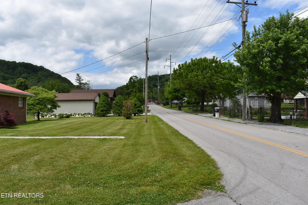 Photo of 635 Washington Ave, Harrogate, TN 37752 (MLS # 1340117)