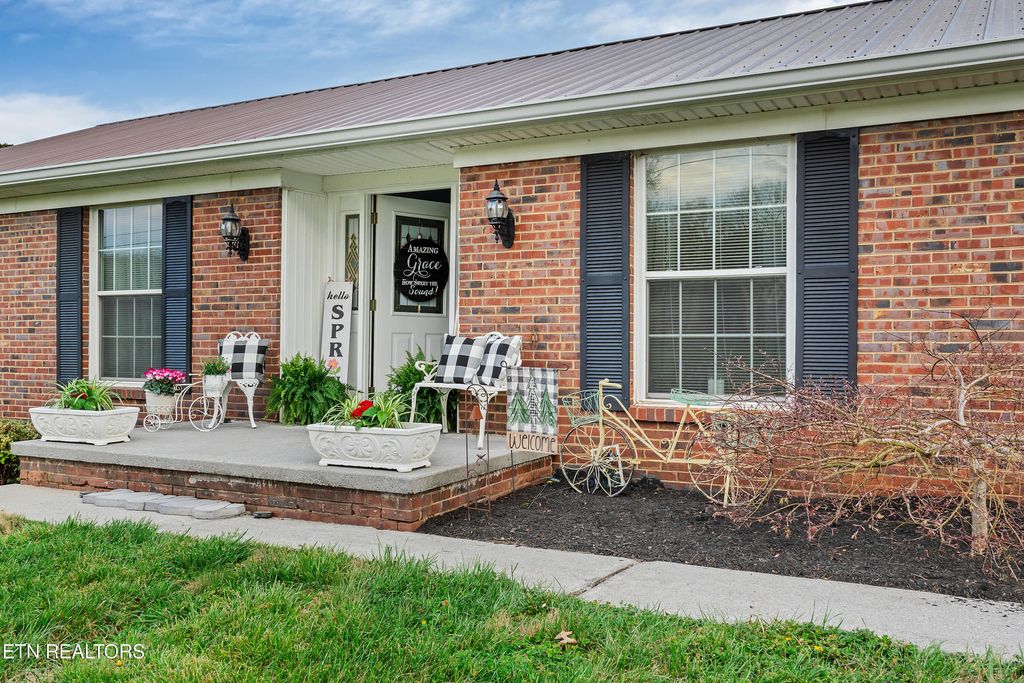 Photo of 1112 Scenic Hill Drive, Louisville, TN 37777 (MLS # 1333746)