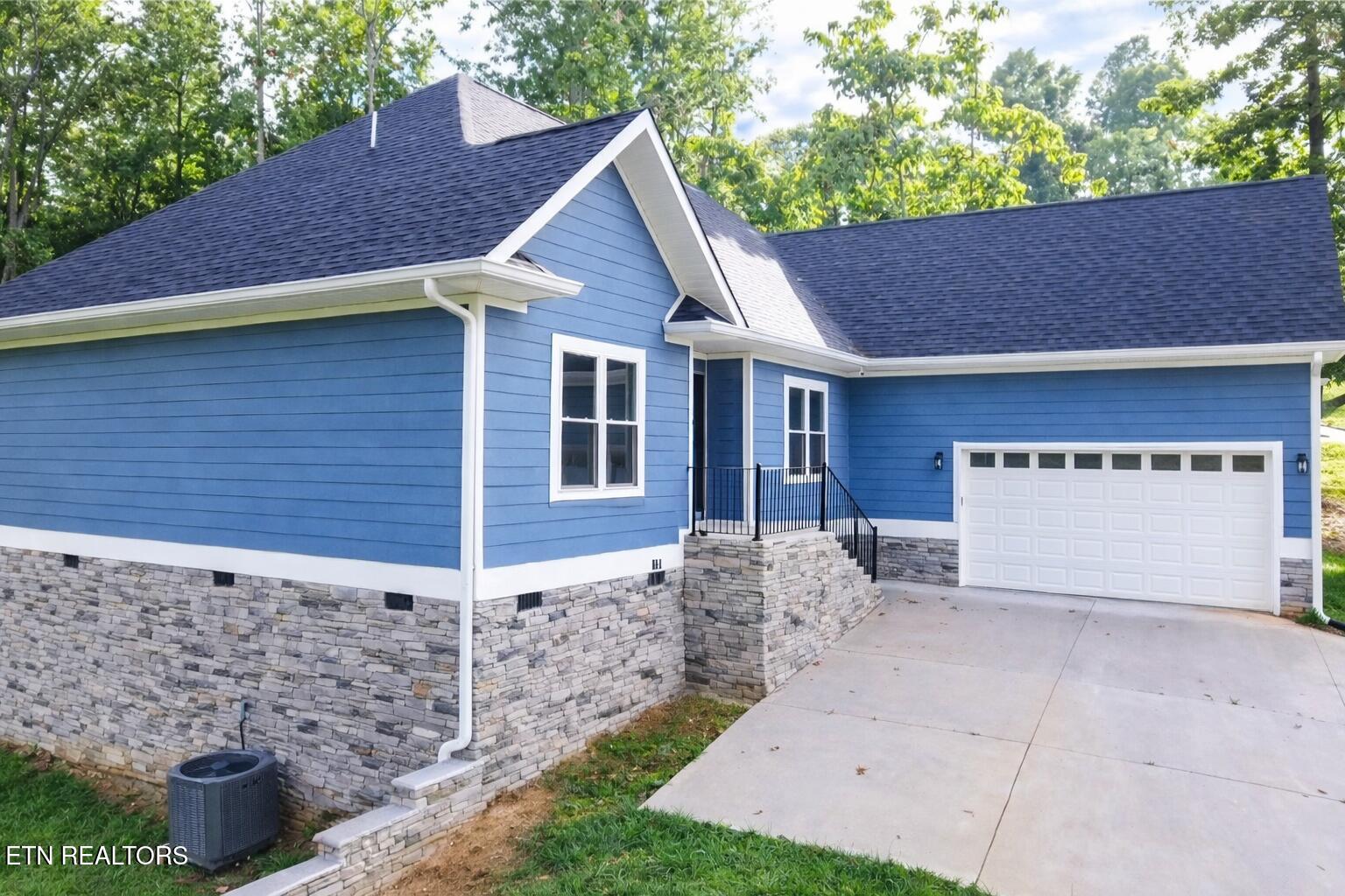 553 Hickory Pointe Lane