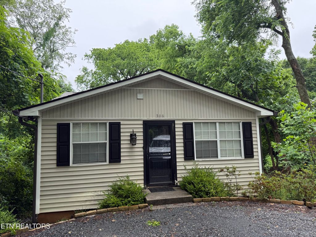 Photo of 306 Kingston Court, Knoxville, TN 37919 (MLS # 1342036)