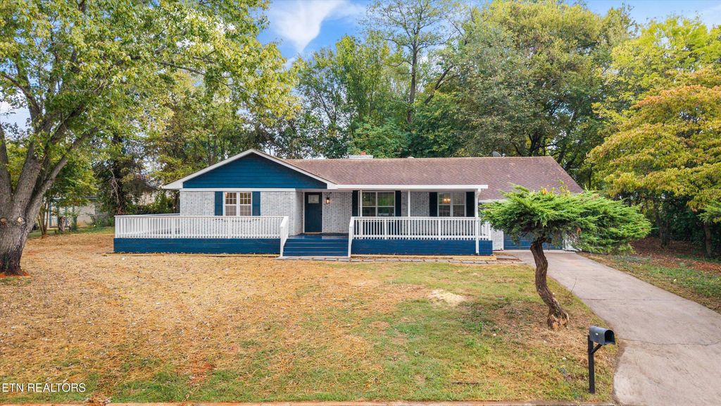 Photo of 136 E Watt St, Alcoa, TN 37701 (MLS # 1320725)