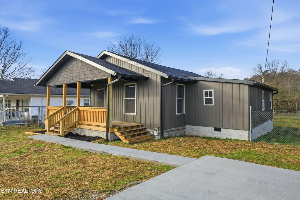 Photo of 716 Scott Ave, Etowah, TN 37331 (MLS # 1326277)