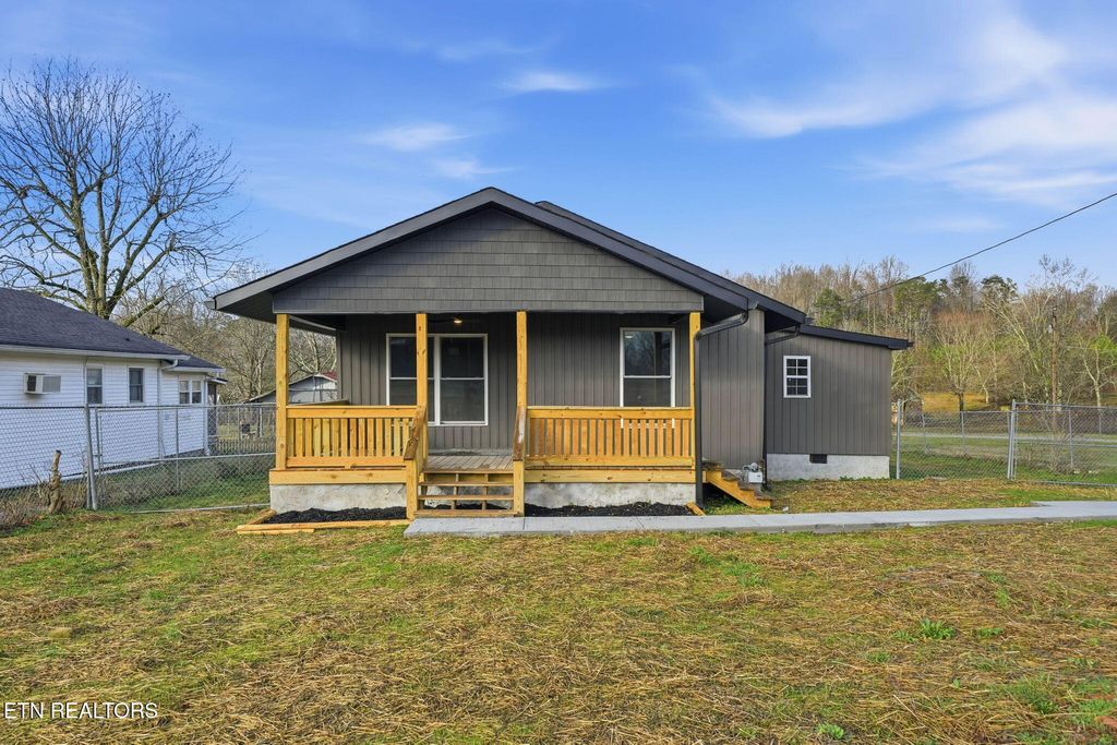 Photo of 716 Scott Ave, Etowah, TN 37331 (MLS # 1326277)