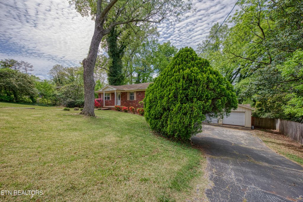 Photo of 1525 Arrow Wood Rd, Knoxville, TN 37919 (MLS # 1337042)
