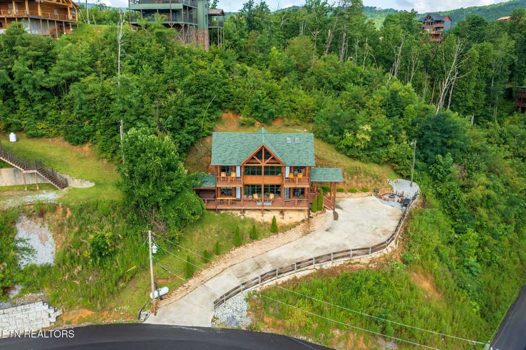 Photo of 520 Edgewood Drive, Gatlinburg, TN 37738 (MLS # 1308805)