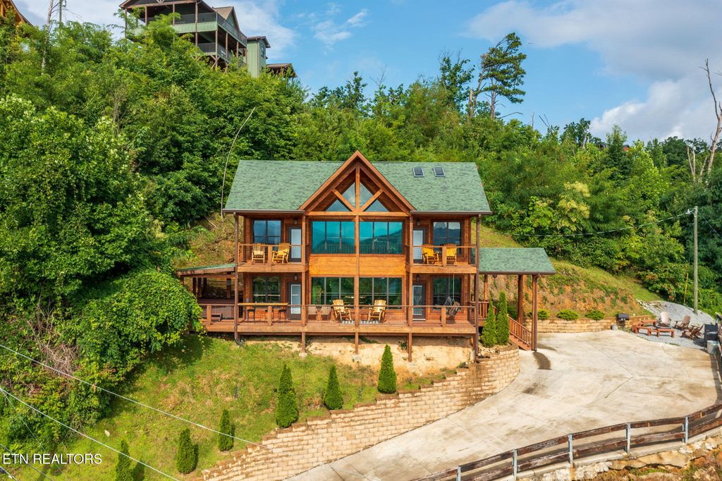 Photo of 520 Edgewood Drive, Gatlinburg, TN 37738 (MLS # 1308805)