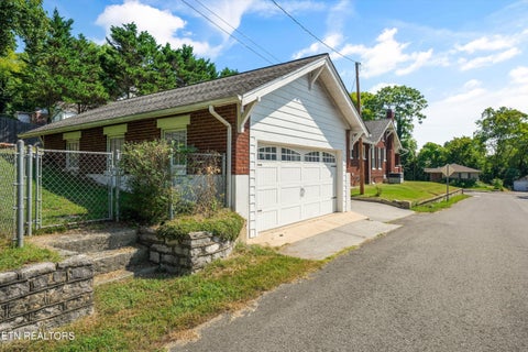 Tiny photo for 518 N Main Street St, Clinton, TN 37716 (MLS # 1354156)