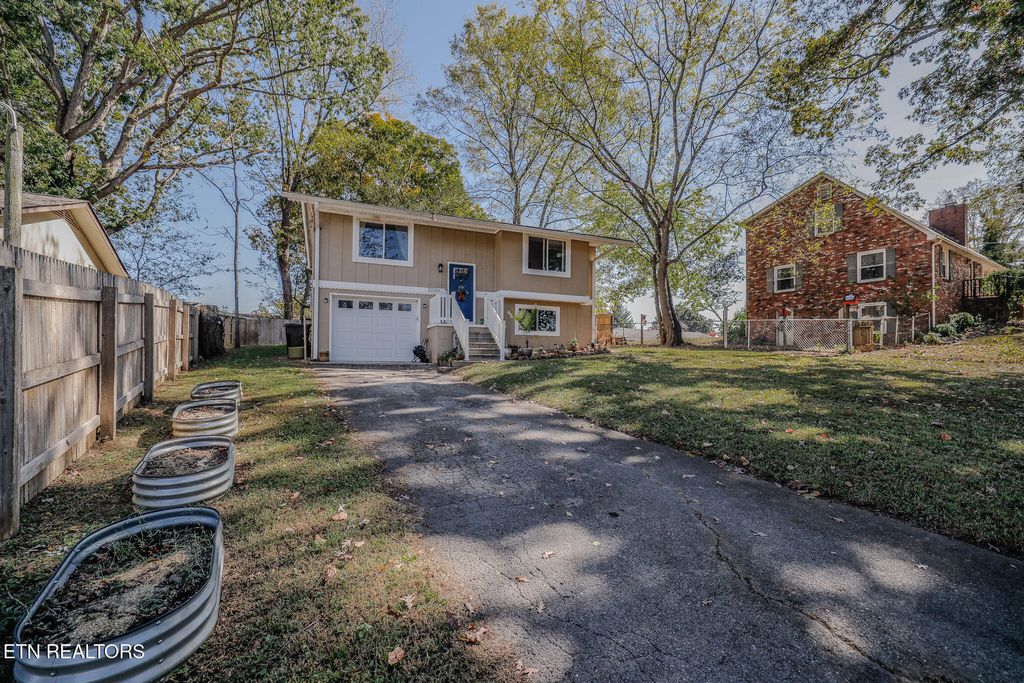 Photo of 2006 Highland Rd, Maryville, TN 37801 (MLS # 1319837)