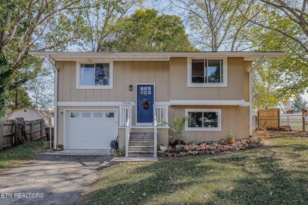Photo of 2006 Highland Rd, Maryville, TN 37801 (MLS # 1319837)