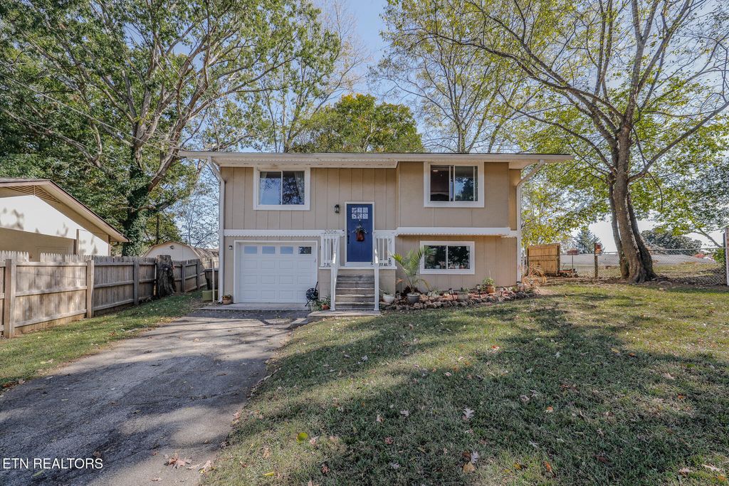 Photo of 2006 Highland Rd, Maryville, TN 37801 (MLS # 1319837)