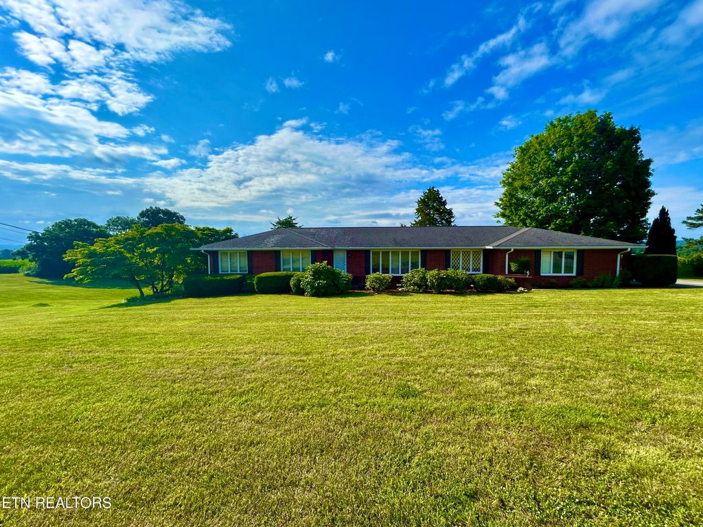 Photo of 1427 Laurel Hills Circle, Jefferson City, TN 37760 (MLS # 1345485)